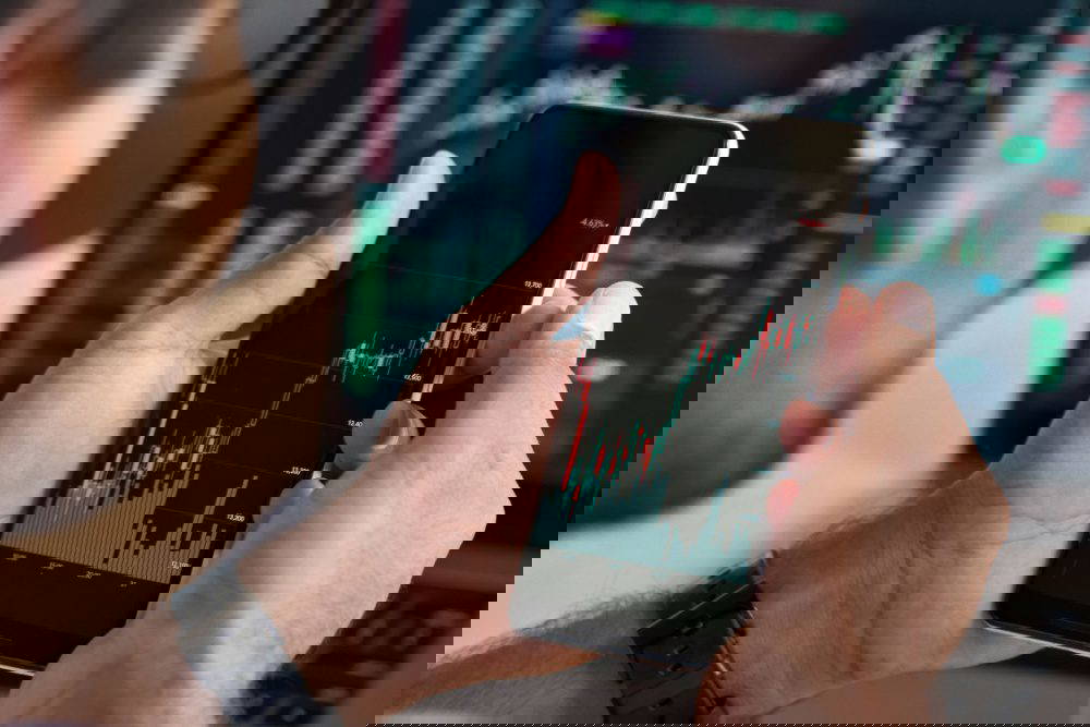 5 powerful Warren Buffett lessons that could benefit ordinary investors